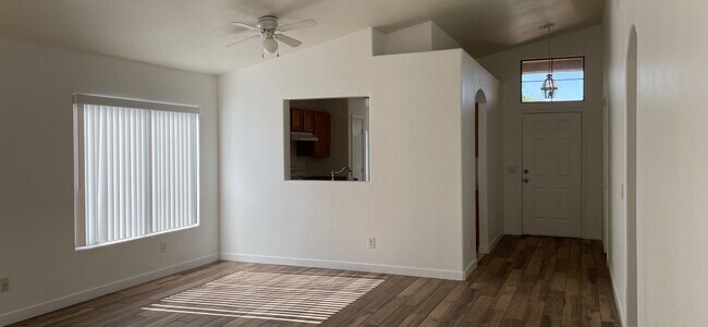 Building Photo - Beautiful 3 bed, 2 bath home in convenient El Mirage neighborhood!