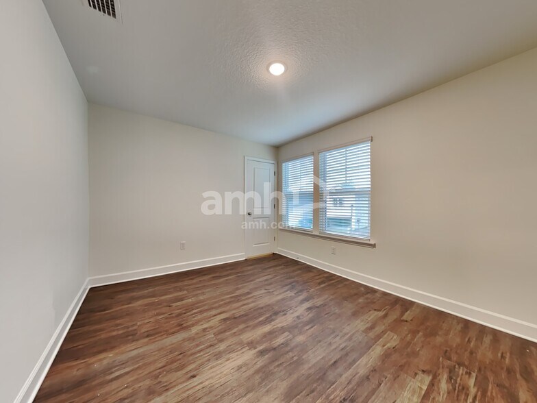 Building Photo - 1003 Tan Tara Trl