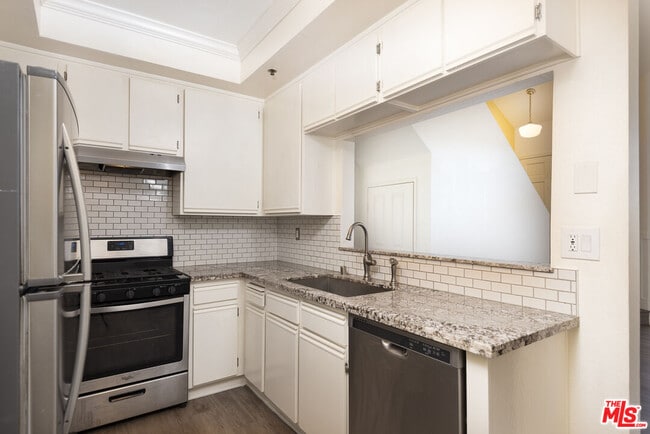 Building Photo - 13801 Oxnard St