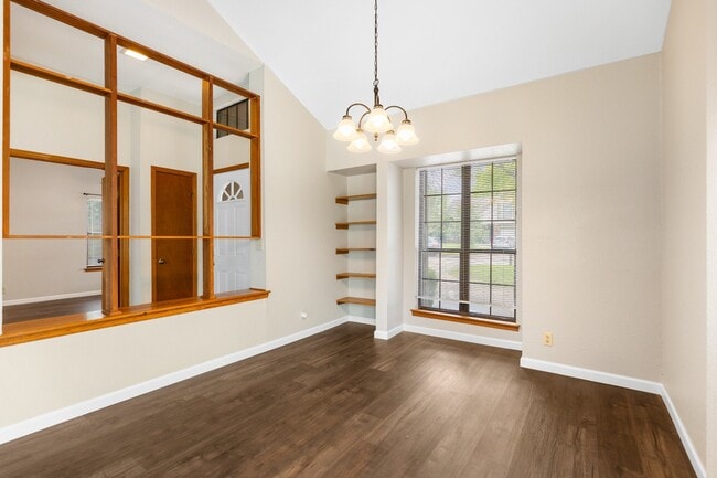 Building Photo - 3105 S Maple Ave