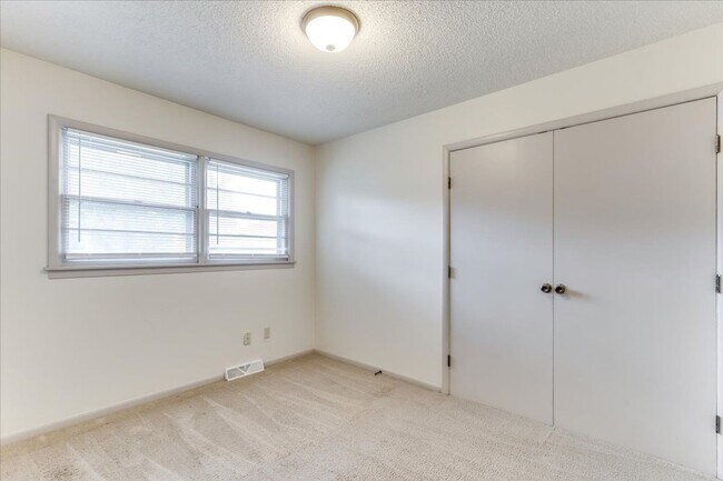 Building Photo - Three Bedroom Home in Derby!