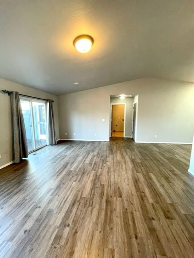 Building Photo - Single level home in NE Bend with great up...