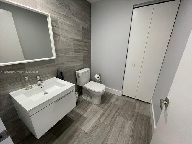 Building Photo - 17301 Biscayne Blvd