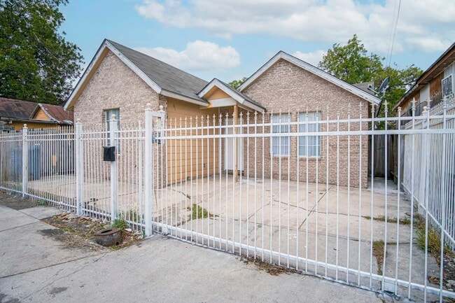 Building Photo - 717 N Colorado St