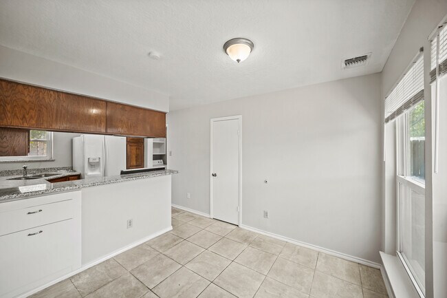 Building Photo - 10814 Sugar Hill Dr