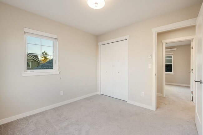 Building Photo - 700 Springside Ln