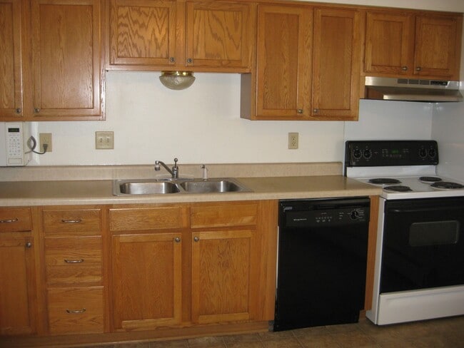 Building Photo - Crest Manor