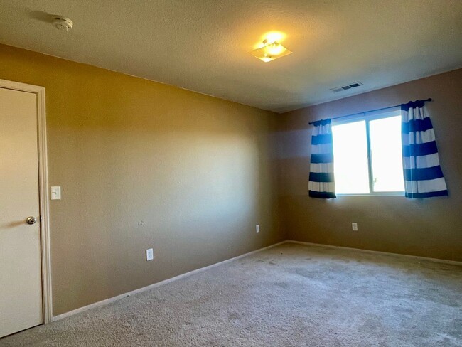 Building Photo - $300 OFF FIRST MONTH RENT!! 4 BED HOUSE LO...