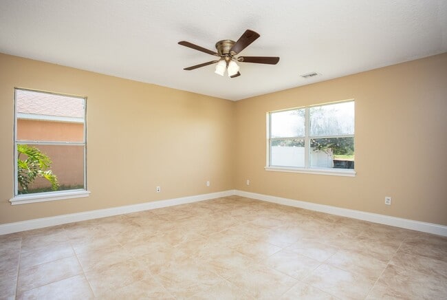 Building Photo - Leesburg 3/2 with Split Bedroom and Covere...