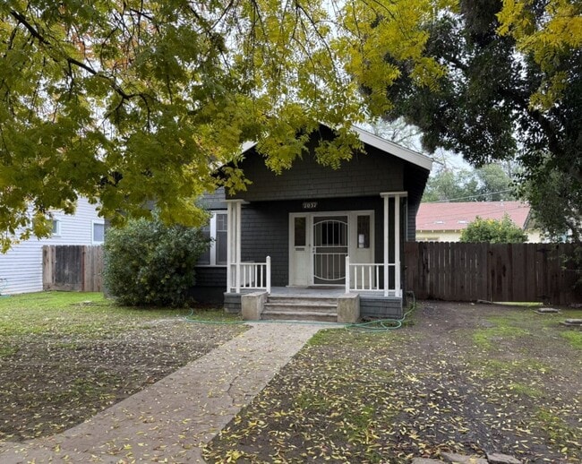 Building Photo - Endearing 2/1 Available Now!!!