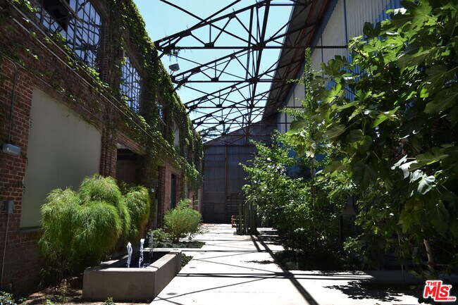 Building Photo - 712 S Santa Fe Ave