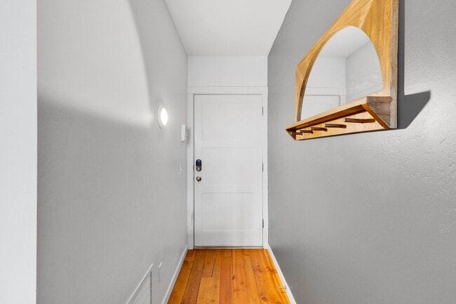 Building Photo - Modern 2 Bed / 2.5 Bath Condo with Office ...