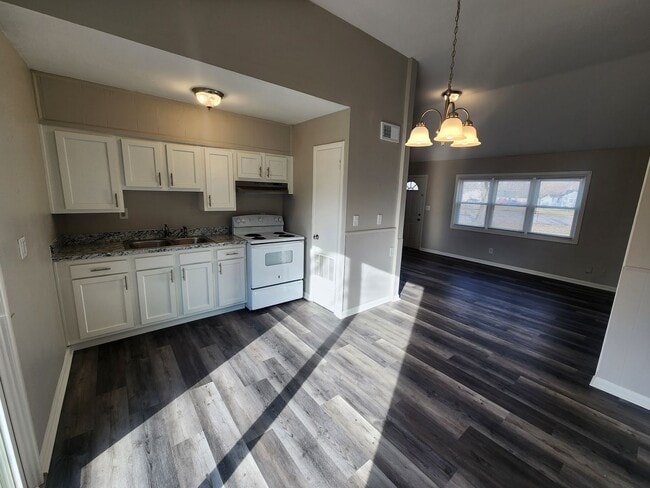 Building Photo - Updated 3 bedroom 1.5 bath home in Valley Station with a garage!