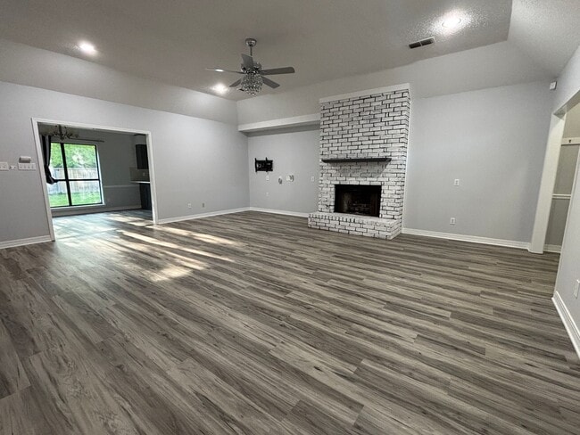 Building Photo - SPACIOUS HOME WITH FLEX ROOM