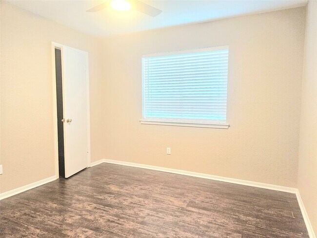 Building Photo - 4231 Southchase Ln