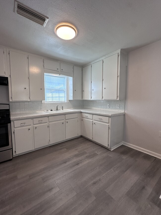 Building Photo - 4225 Harry St