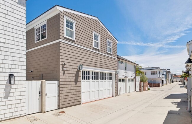 Building Photo - 2035 Miramar Dr