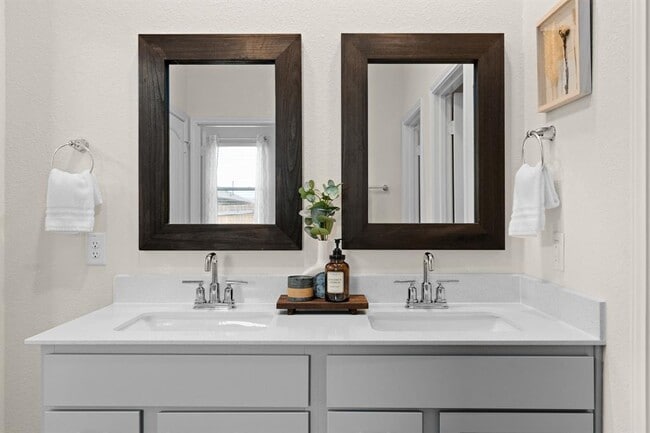 Building Photo - 117 Mackinac Ln