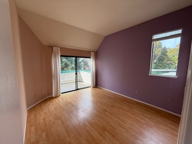 Building Photo - Spacious 1-Bedroom Condo in Quiet Hilltop ...