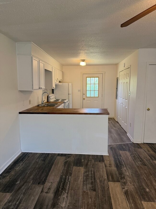 Building Photo - 108 Suzanne Cir