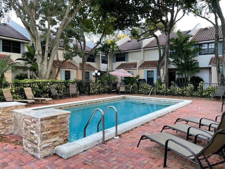 Courtyard entry with pool area - 810 SE 2nd St