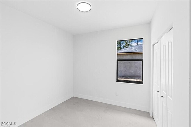 Building Photo - 620 Raintree St E