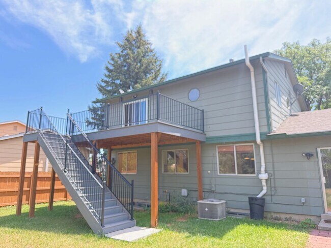 Building Photo - Stunning Cheyenne Mountain 4 Bedroom Home