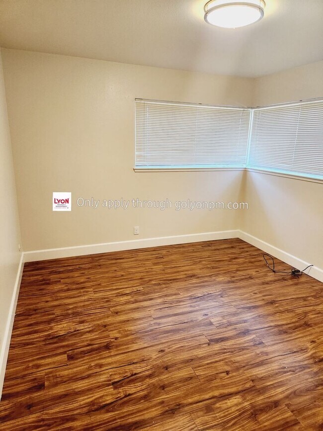 Building Photo - Beautifully Renovated Halfplex