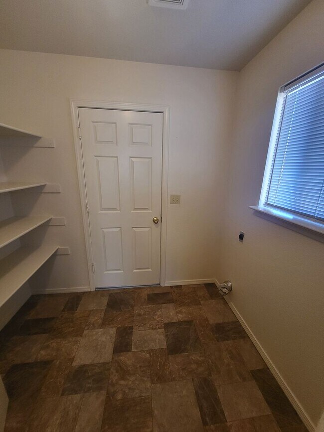 Building Photo - 996 Desert Dr