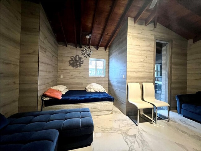 Building Photo - 720 NE 28th Ave