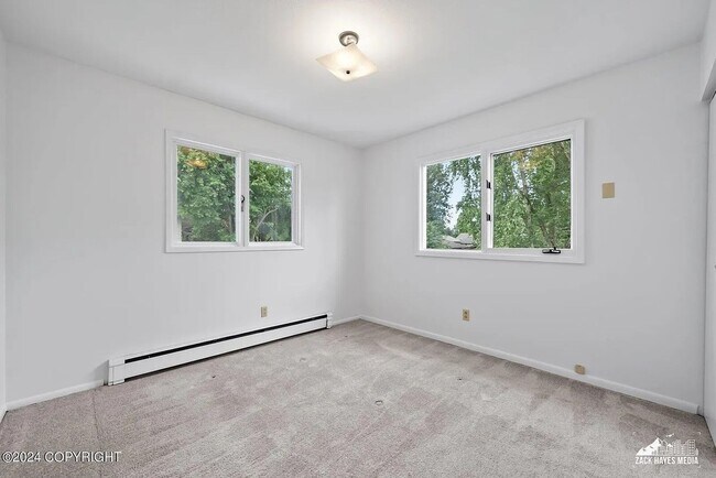 Building Photo - Newly Updated 4 Bedroom UMED Home!