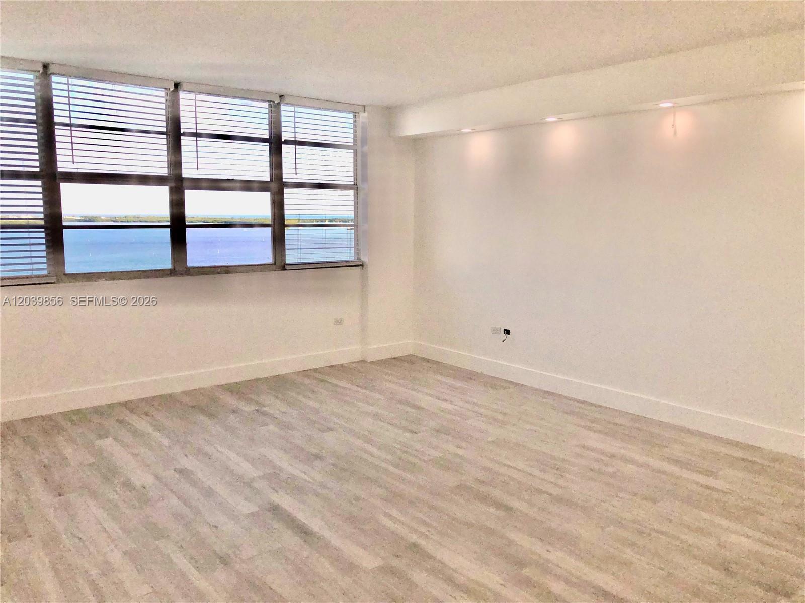 Building Photo - 905 Brickell Bay Dr