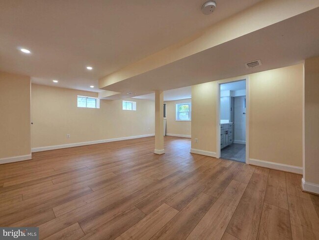 Building Photo - 5921 Arlington Blvd