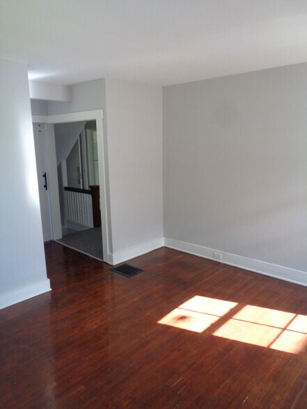 Building Photo - 868 Academy Ave