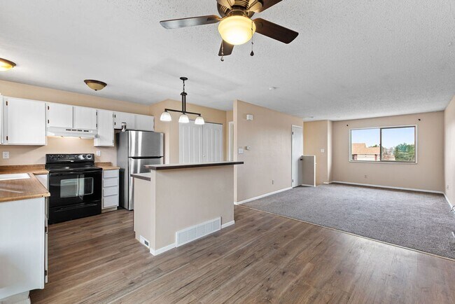 Building Photo - Spacious 2 Bedroom, 1.5 Bath Townhome in Greeley!