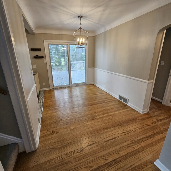 Building Photo - 3 Bedroom Bungalow w/ Hardwood Floors Clos...