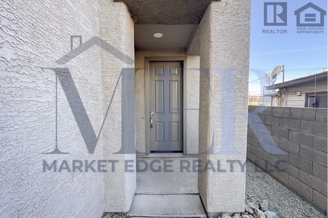 Building Photo - 3Bed/2.5Bath Townhouse at 7th St/Hatcher! Move-In Ready on 04/16/2026! -- NO HOA! ALL TILE FLOORING!