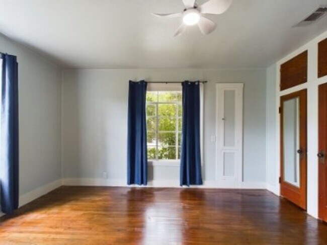 Building Photo - Cozy three bedroom in Hye Texas