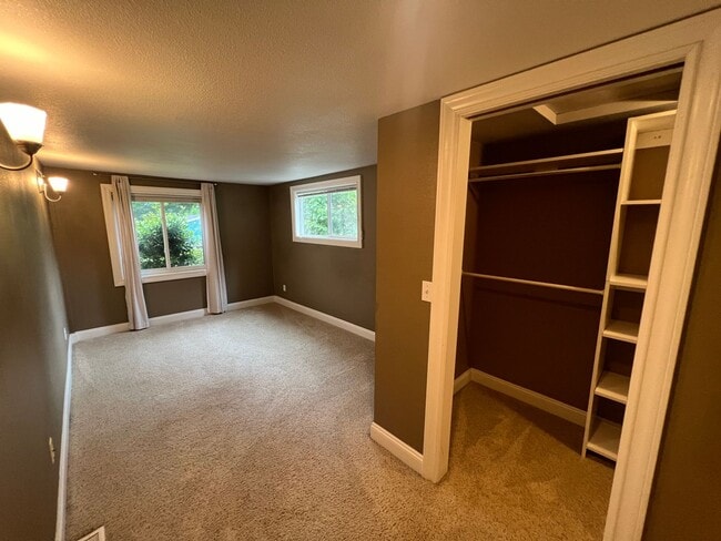 Building Photo - 3 Bedroom Home on Quiet Street with Lots o...
