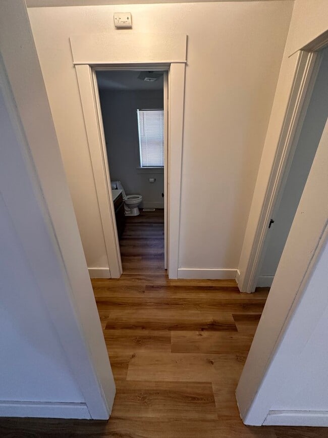 Building Photo - $895 - 2 bedroom/ 1 bathroom - Single Fami...