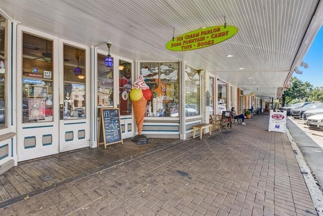 Building Photo - 601 E 8th St