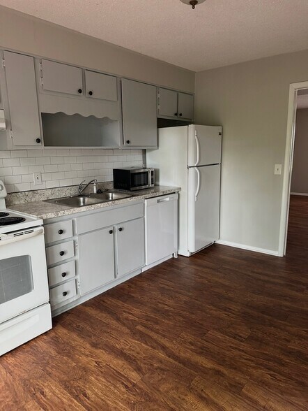 Building Photo - 820 Beacon Pky E