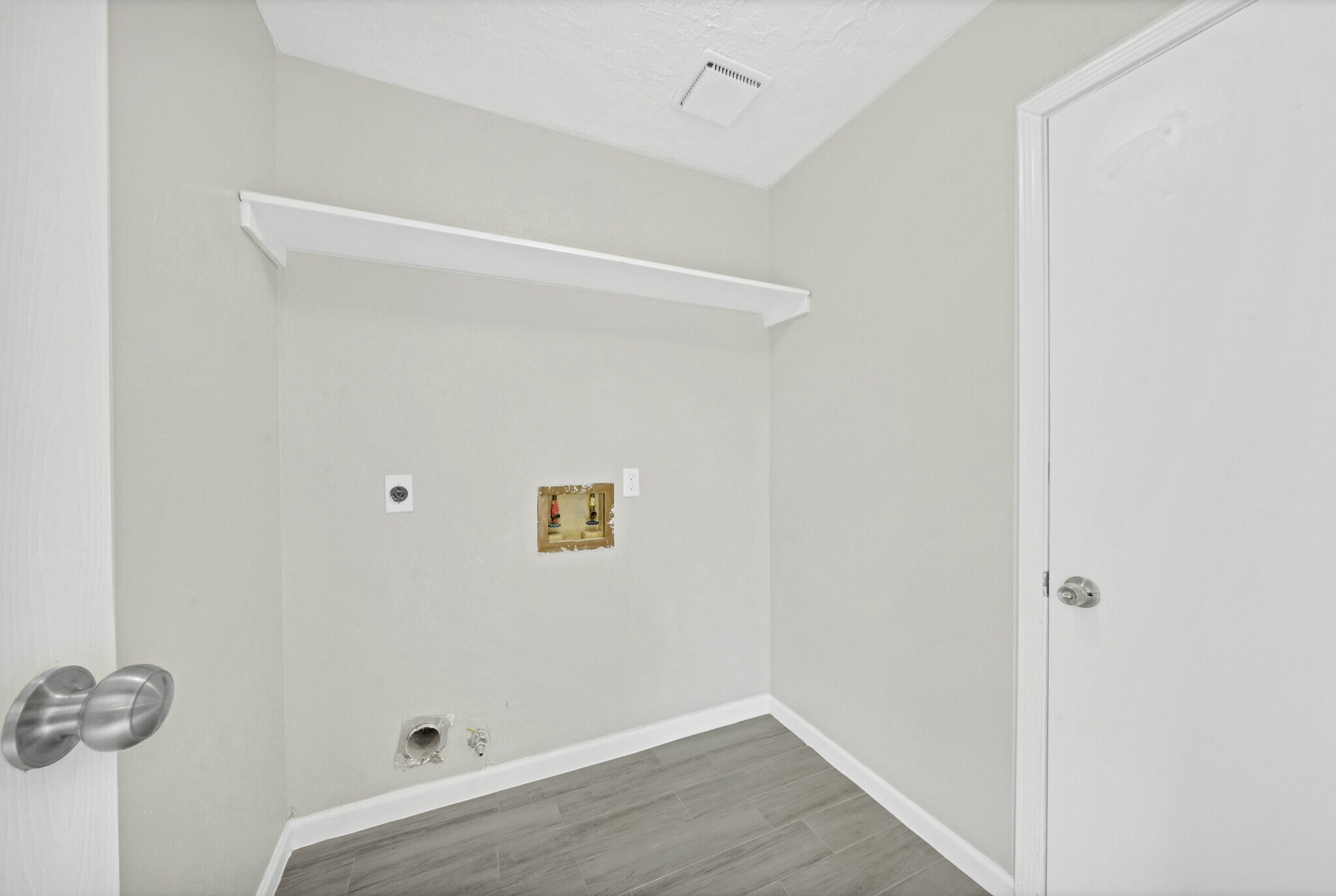 Laundry - 1211 Sand Stone Dr