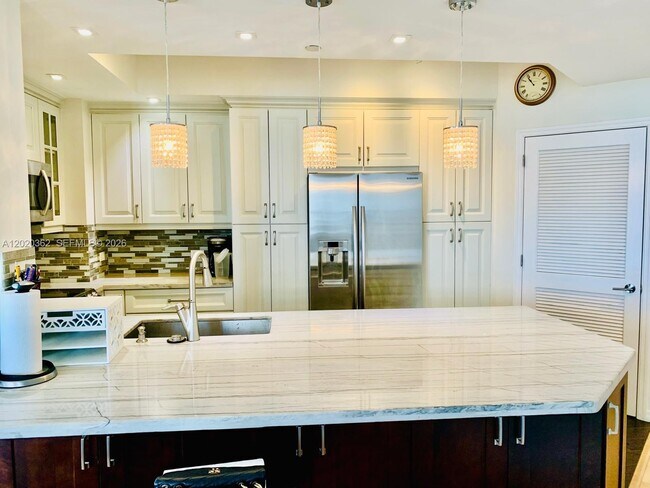 Building Photo - 888 Brickell Key Dr