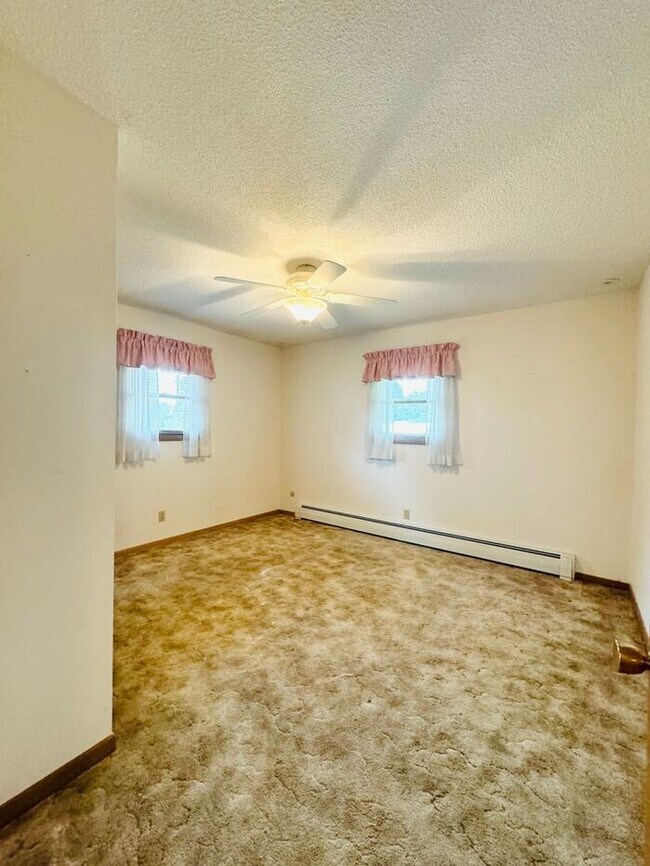 Building Photo - 4 Bedroom - 2 Bath Ranch Style Home with 2...