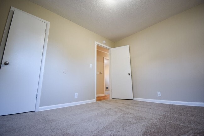 Building Photo - 3 Bedroom 1Bath House, Quiet neighborhood with park across the street