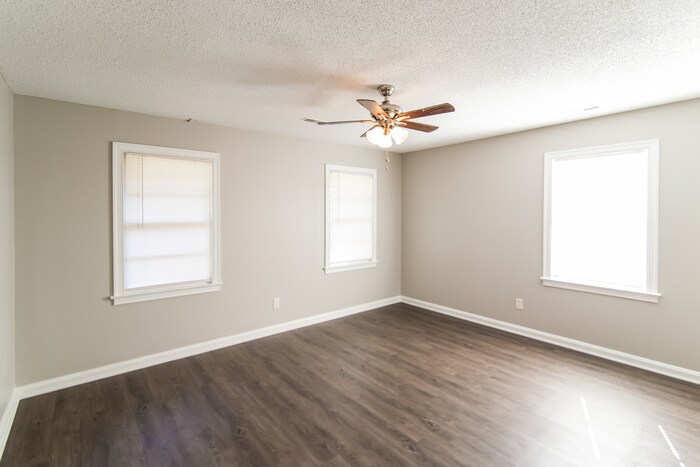 Building Photo - 7031 N Kenwood Dr