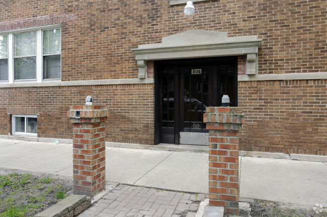 Building Photo - 2525 W Arthur Ave