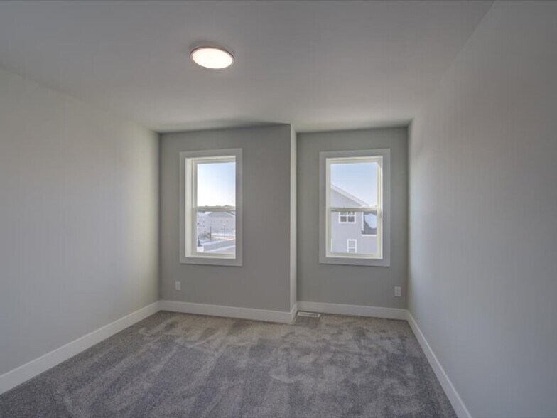 Building Photo - 4880 Romaine Rd