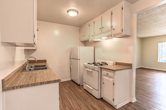 2 BR , 1 BA - Kitchen - Petrol East